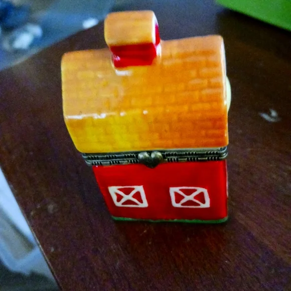 Vintage Red Barn Trinket Box with Black Rooster - Picture 7 of 8